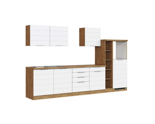 Moderne Küche mit weißen Fronten und Holzakzenten, bestehend aus Unter- und Oberschränken.