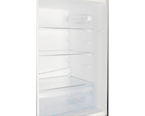 Innenraum eines Kühlschranks mit Glasablagen und Gemüseschublade