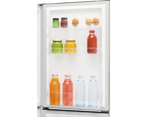 Detailansicht eines Kühlschranks mit Lebensmitteln in Gläsern und Flaschen