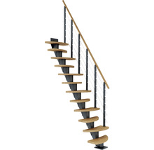 Treppe mit Holzstufen und Metallgeländer