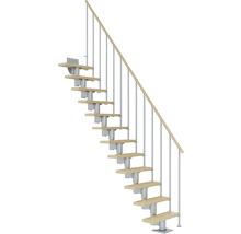 Gerade Treppe mit Holzstufen und Metallgeländer.