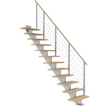 Holztreppe mit Metallgeländer