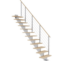 Treppe mit Holzstufen und Metallgeländer