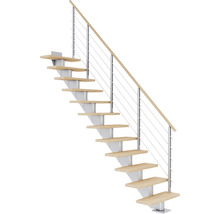 Treppe mit Holzstufen und Geländer aus Metall
