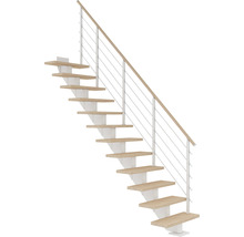 Treppe mit Holzstufen, weißem Treppengeländer und Edelstahlseilen