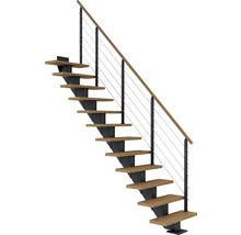 Treppe mit Holzstufen, Metallrahmen und Geländerseilen