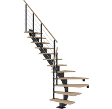 Treppe mit Holzstufen und Metallgeländer