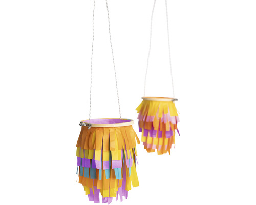 Deux lanternes décoratives en papier suspendues à des fils