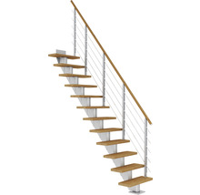 Treppe mit Holzstufen und Metallgeländer