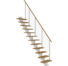 Treppe mit Holzstufen, weißem Geländer und Edelstahlseilen