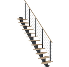 Treppe mit Holzstufen, Metallgeländer und Handlauf