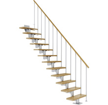 Treppe mit Holzstufen und Metallgeländer