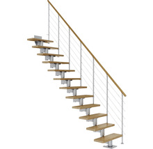 Holztreppe mit Metallgeländer