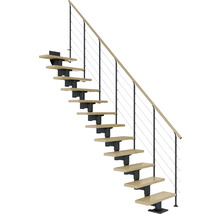 Treppe mit Metallgeländer und Holzstufen