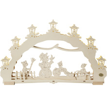 Holzbogen mit Wintermotiv, beleuchtet mit Lampen