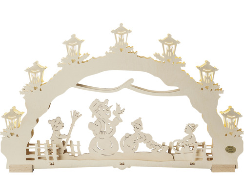 Holzbogen mit Wintermotiv, beleuchtet mit Lampen