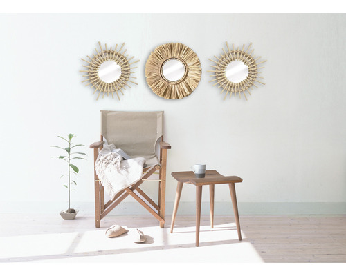 Scène décorative avec trois miroirs, une chaise de réalisateur et un tabouret en bois