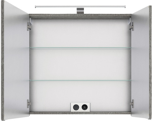 Geöffneter Spiegelschrank mit Glasböden und Steckdose