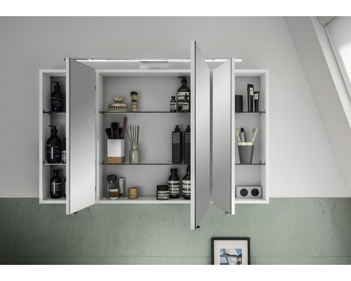 Offener Spiegelschrank mit Kosmetikartikeln im Badezimmer