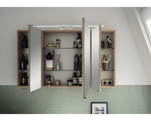 Armoire de toilette ouverte avec étagères en verre et articles de salle de bains