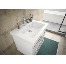 Badezimmer mit Waschtischunterschrank, Waschbecken und Armatur