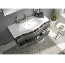 Badezimmer mit Waschbeckenunterschrank, offenem Schubladensystem und Waschbecken