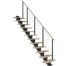 Treppe mit Holzstufen, Metallgeländer und Stahlseilen