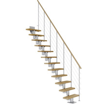 Holztreppe mit Metallgeländer