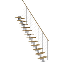 Holztreppe mit Metallpfosten und Geländer