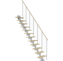 Treppe mit Holzstufen und Metallgeländer