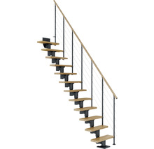 Treppe mit Holzstufen und Geländer