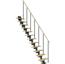 Treppe mit Holzstufen und Geländer mit Stahlseilen