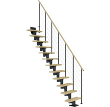 Treppe mit Geländer und Metallstufenbefestigung