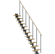 Holztreppe mit Metallgeländer und Holzhandlauf
