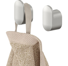 Zwei Handtuchhaken aus Metall mit einem Handtuch.