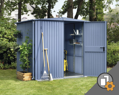 Geöffneter Geräteschuppen aus Metall mit Gartengeräten im Garten Geöffneter Geräteschuppen aus Metall mit Gartengeräten im Garten