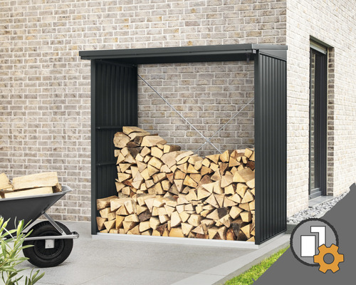 Brennholzlager aus Metall gefüllt mit Holz neben einer Schubkarre Brennholzlager aus Metall gefüllt mit Holz neben einer Schubkarre