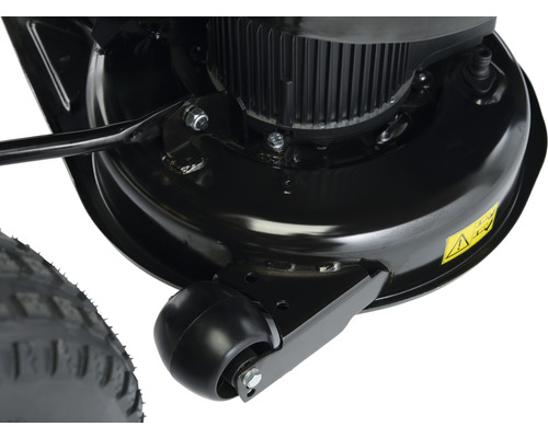 Detailansicht eines Rasenmähers mit Motor und Rad