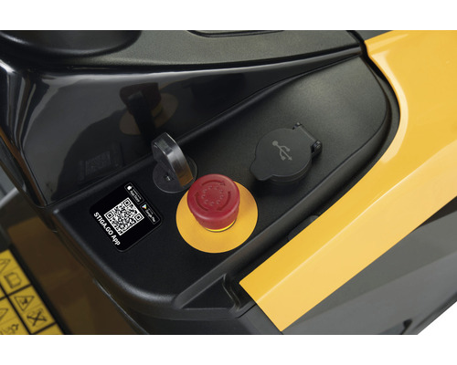 Vue détaillée des commandes d''un tracteur de pelouse avec code QR, port USB et interrupteur d''arrêt d''urgence