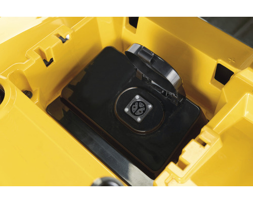 Gros plan du port de charge dans une boîte à outils jaune.