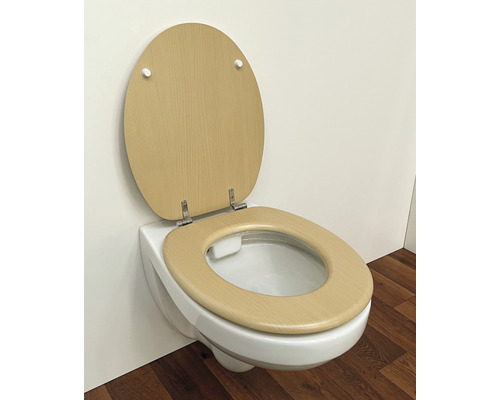 Cuvette de toilette avec couvercle en bois ouvert