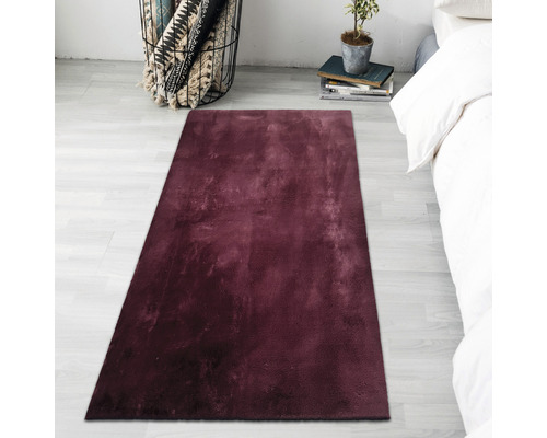 Tapis rectangulaire dans une chambre