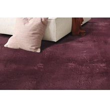 Gros plan d''un tapis shaggy avec coussin et canapé