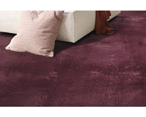 Gros plan d''un tapis shaggy avec coussin et canapé