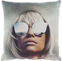 Coussin avec impression photo d''une femme portant un chapeau et des lunettes de soleil