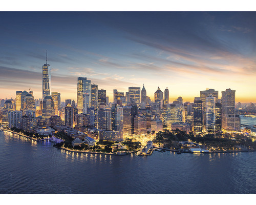 Skyline von New York mit dem One World Trade Center bei Dämmerung