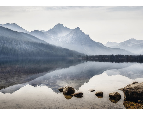 Paysage lacustre avec montagnes et reflets dans l''eau