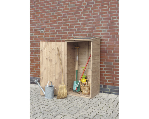 Abri à outils en bois avec outils de jardin devant un mur de briques