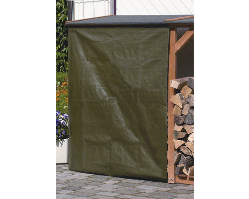 Stockage de bois avec bâche de protection pour protéger le bois de chauffage des intempéries.