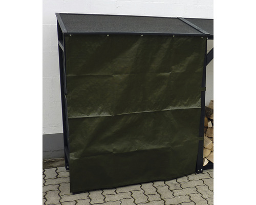 Stockage de bois avec bâche de protection pour protéger le bois de chauffage des intempéries.